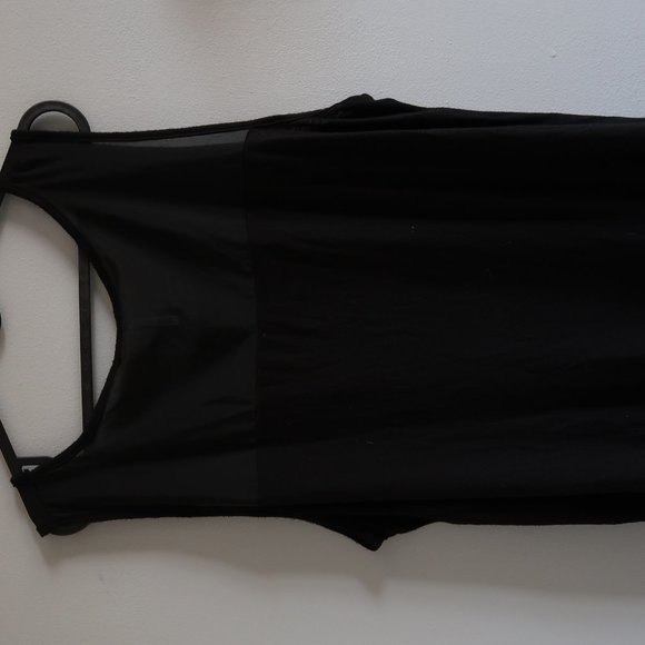 Black tank top with mesh at the top - Picture 2 of 3